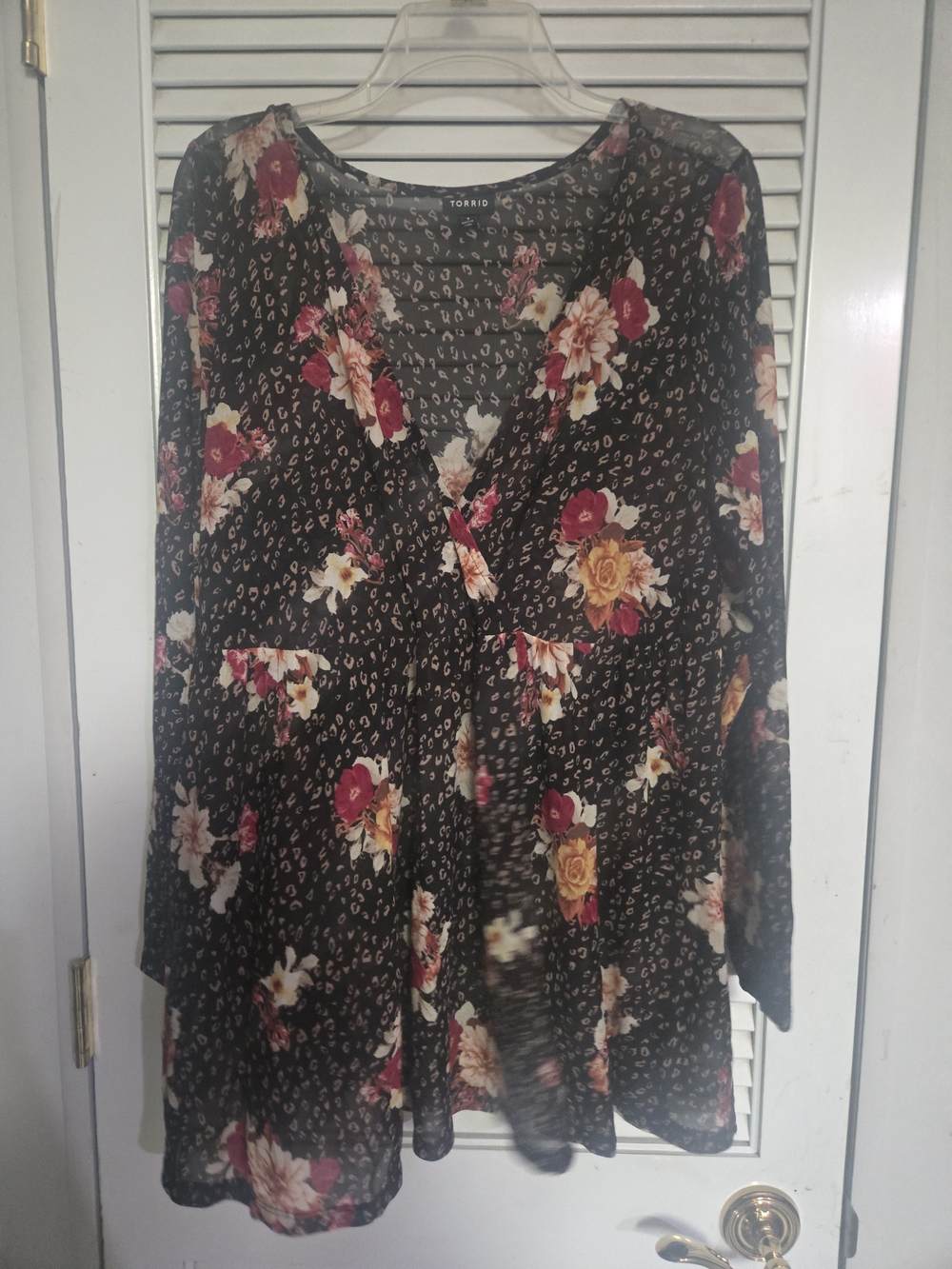 Torrid Black Floral V-Neck Long Sleeve Top. Stretchy! Size 1xl